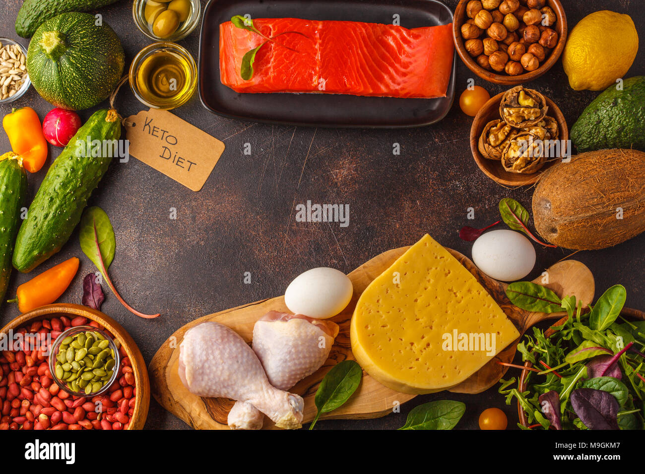 Keto Diät Konzept. Low-carb essen Hintergrund. Gemüse, Fisch, Fleisch, Käse, Nüsse auf einem dunklen Hintergrund. Stockfoto