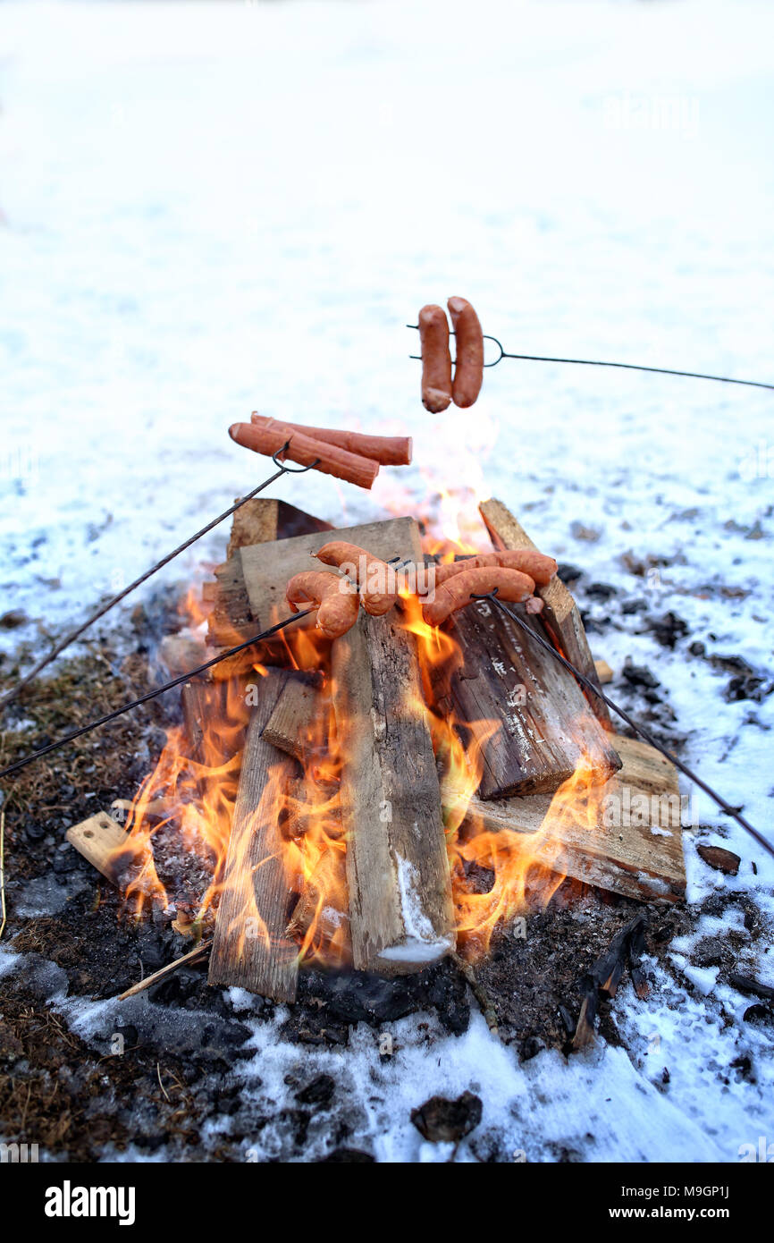 Backen Würstchen in einem Lagerfeuer Stockfoto