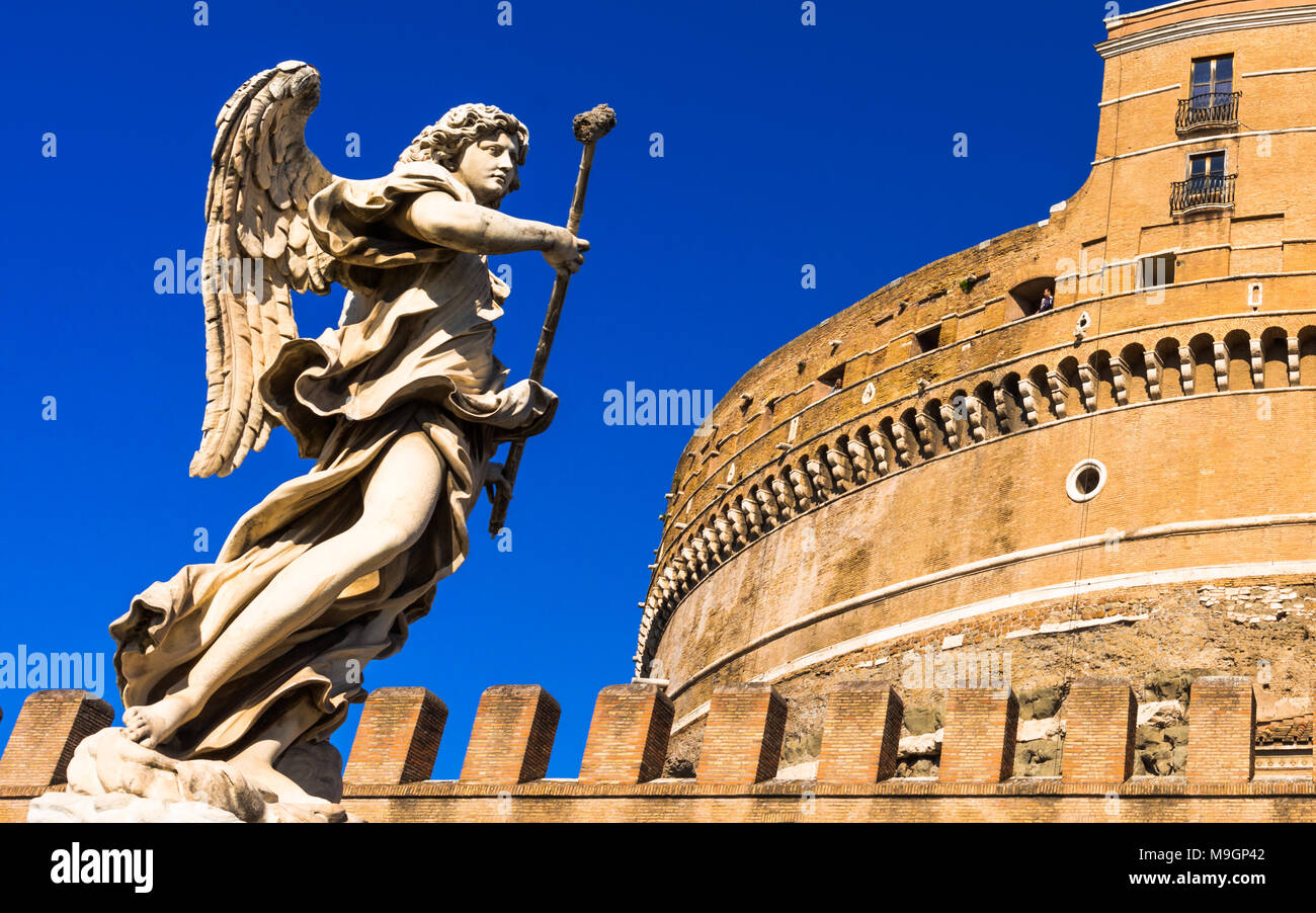 Berninis barocker Engel Skulpturen auf der Ponte Sant'Angelo Brücke mit dem Castel Sant'Angelo (Schloss der Heiligen Engel). Rom. Latium. Italien. Stockfoto