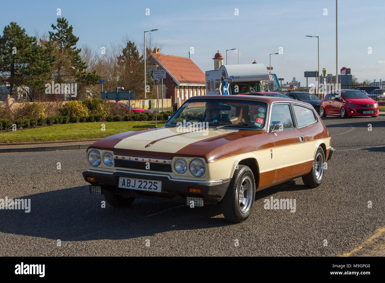 1978 70er Jahre braungelbes Reliant Scimitar GTE Auto; beim North-West Supercar Event, als Autos der 70er Jahre im Küstenort Southport ankommen. Supersportwagen sind an der Strandpromenade von Stoßstange zu Stoßstange, während Klassiker, Sportwagen und Oldtimer-Enthusiasten einen Tag mit dem Auto verbringen. Stockfoto