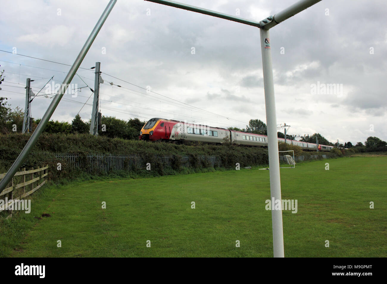 Eine Jungfrau diesel Zug eine Reihe von tragbaren Fußball Ziele im Freizeitzentrum im Hatherton, da es Ansätze der Staffordshire Dorf entfernt. Stockfoto
