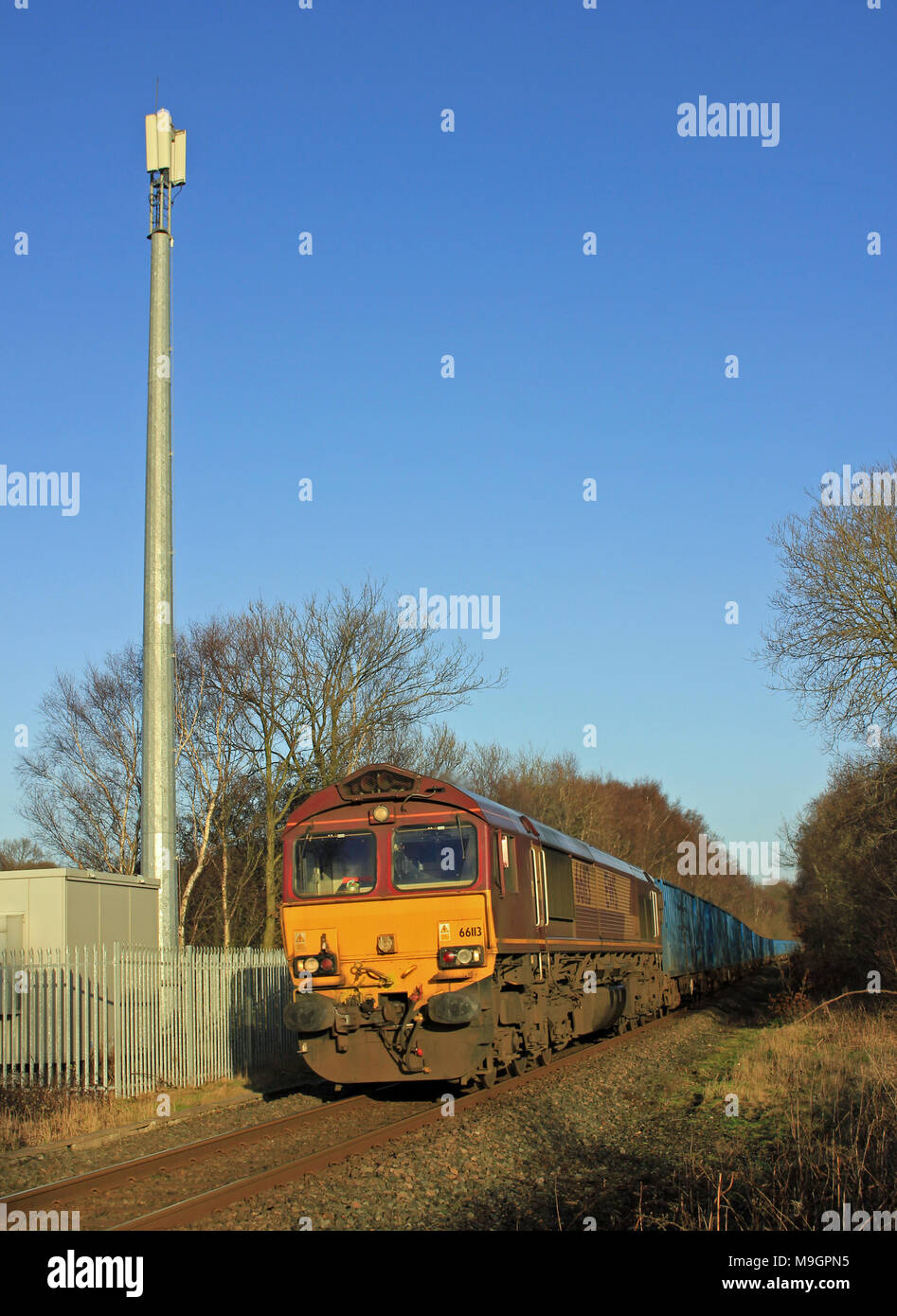 Ein DB Cargo Diesellok führt entlang der Bahnstrecke in der Nähe von Rainford schleppen einen Zug, der verwendet wird, verweigern zu Teesside verbrannt zu werden. Stockfoto