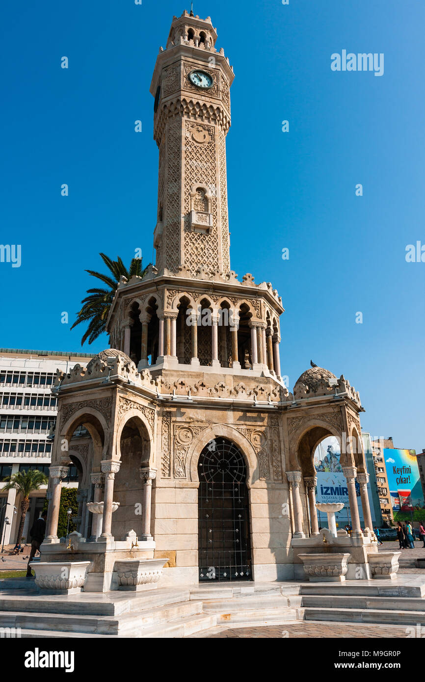 IZMIR, Türkei - 04 Oktober, 2014: Clock Tower, osmanische Architektur des historischen Symbol des Izmir im Konak Square, im Jahre 1901 erbaut. Izmir Saat Kulesi Stockfoto