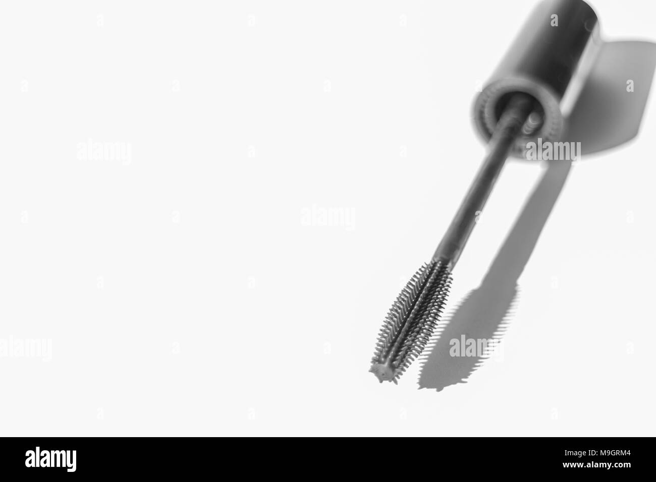 Close-up Isolierte schwarze mascara wand Pinsel auf weißem Hintergrund Stockfoto