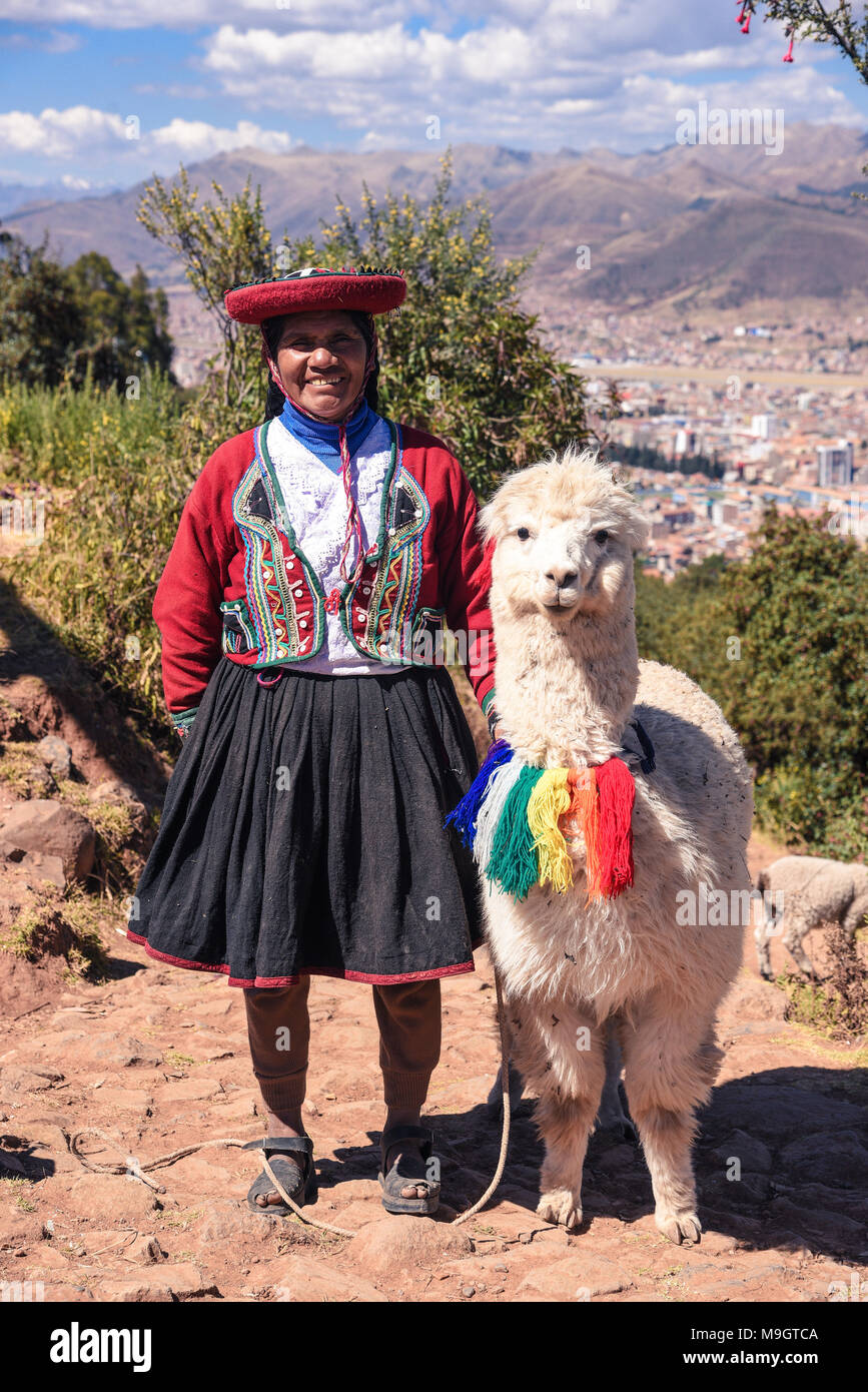 Peruanische Frau mit Lama in Cusco Stockfoto