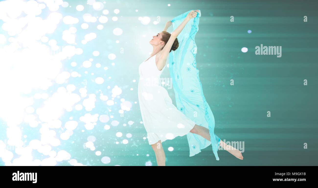 Frau tanzen mit grünen Blatt und glühende funkelndes Licht Stockfoto