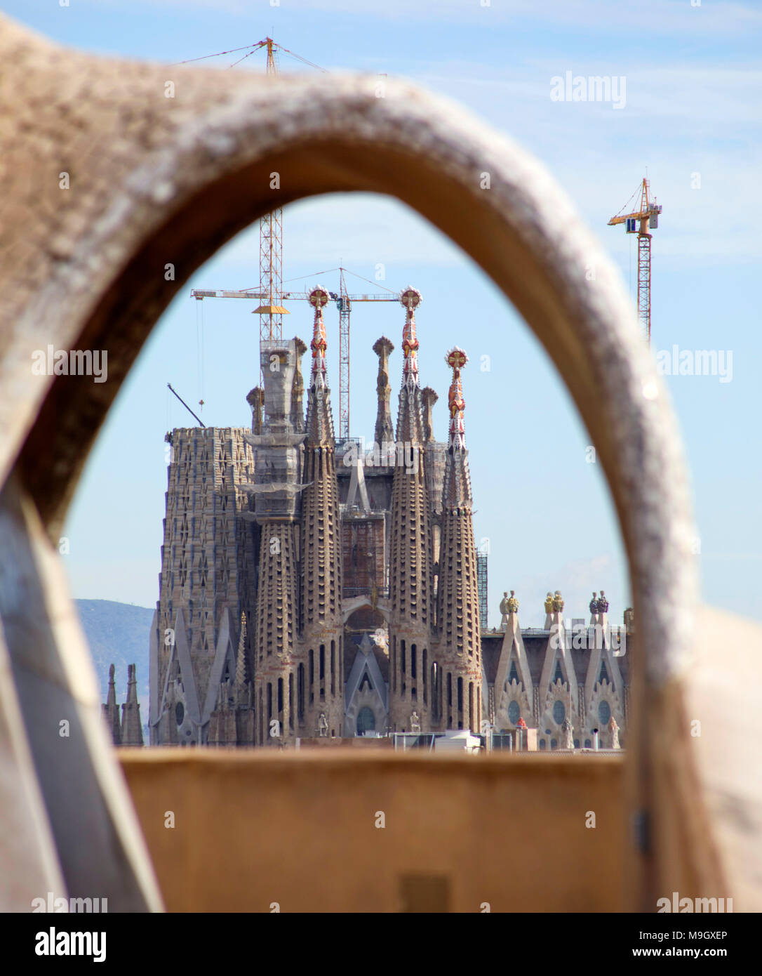 Die Sagrada Familia in Barcelona, Spanien, vom Dach der Casa Mila gesehen wird, ist eine große Attraktion in Barcelona, Spanien. Stockfoto