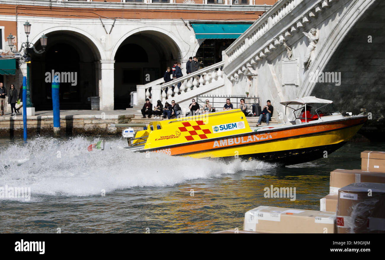 Ein Krankenwagen Geschwindigkeiten durch den Grand Canal in der Nähe der Rialtobrücke in Venedig, Italien. Stockfoto