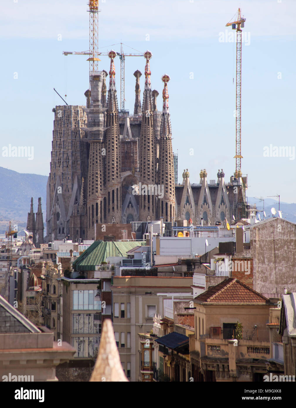 Die Sagrada Familia in Barcelona, Spanien, vom Dach der Casa Mila gesehen wird, ist eine große Attraktion in Barcelona, Spanien. Stockfoto