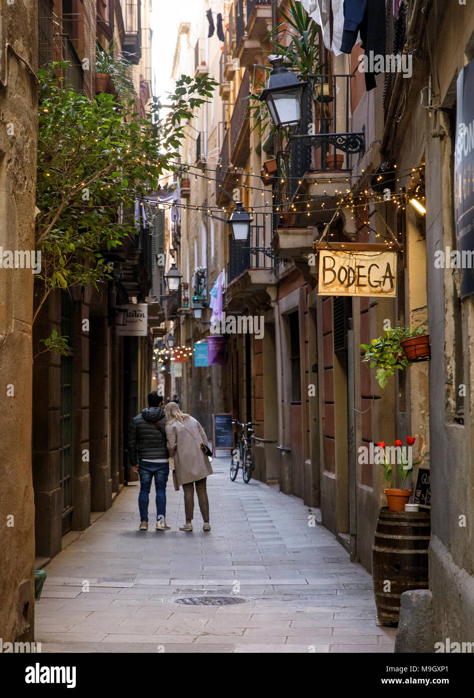 Die engen Gassen der Born Viertel von Barcelona, Spanien, sind die Heimat von unabhängigen Boutiquen, Bars und Designerläden. Stockfoto