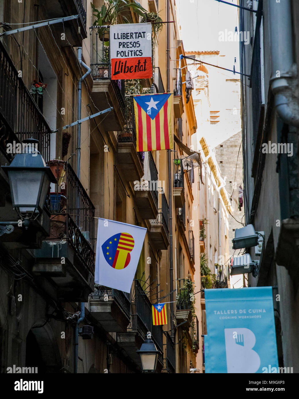 Die engen Gassen der Born Viertel von Barcelona, Spanien, sind die Heimat von unabhängigen Boutiquen, Bars und Designerläden. Stockfoto