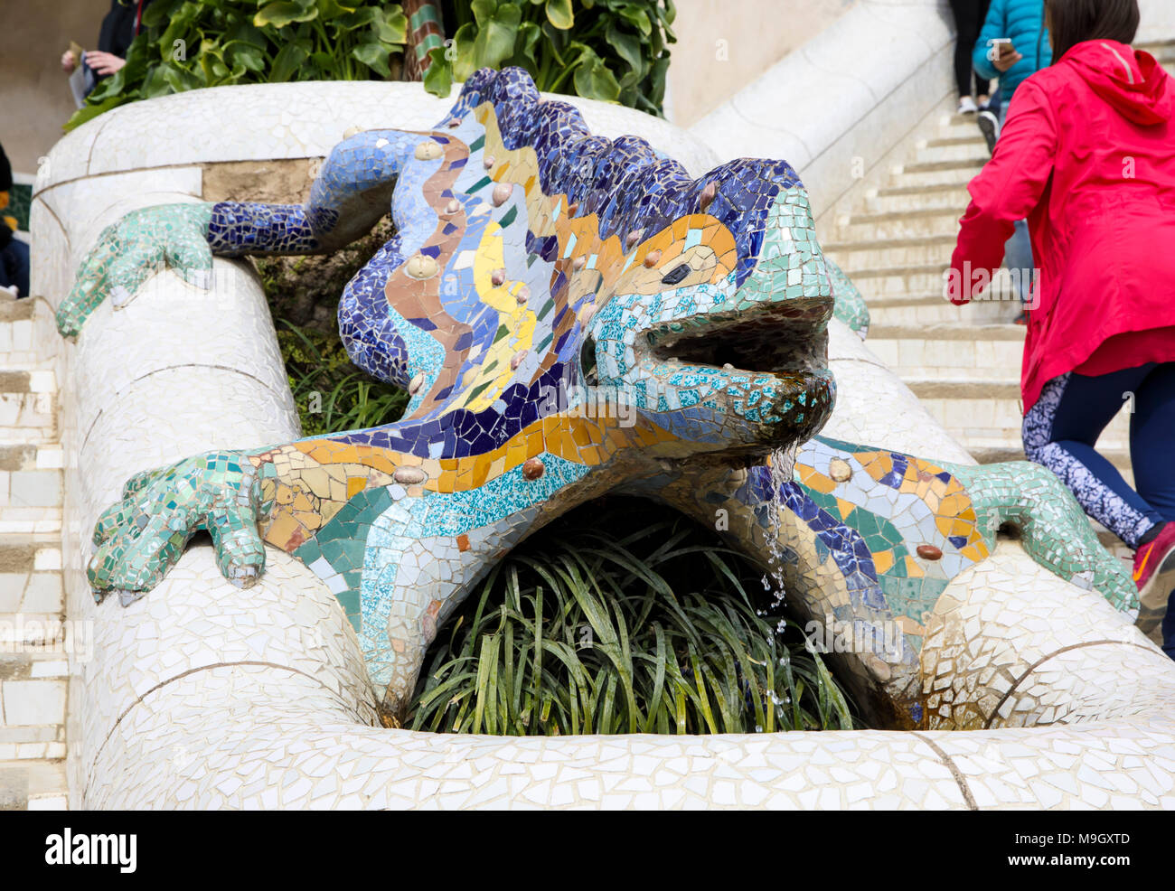 Park Güell, die durch die berühmten spanischen Architekten Antoni Gaudi" konzipiert sind, ist eine große Attraktion in Barcelona, Spanien. Stockfoto