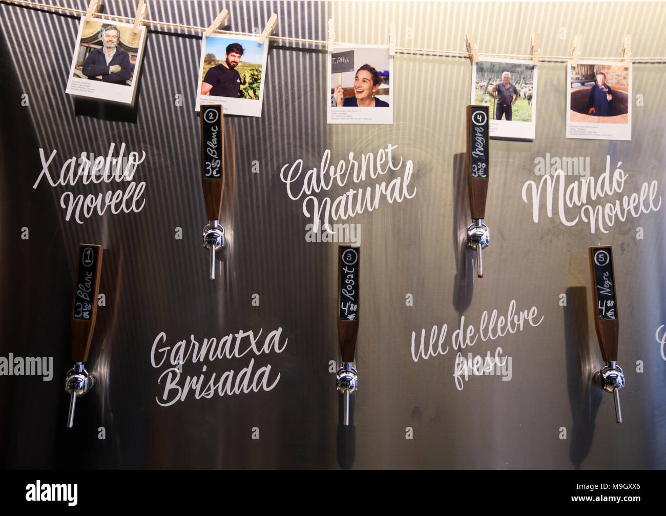 Wein Zapfen an der Boutique Wine Shop La Festival im Gracia Stadtviertel von Barcelona, Spanien, Fotos und Geschichten der Winzer. Stockfoto