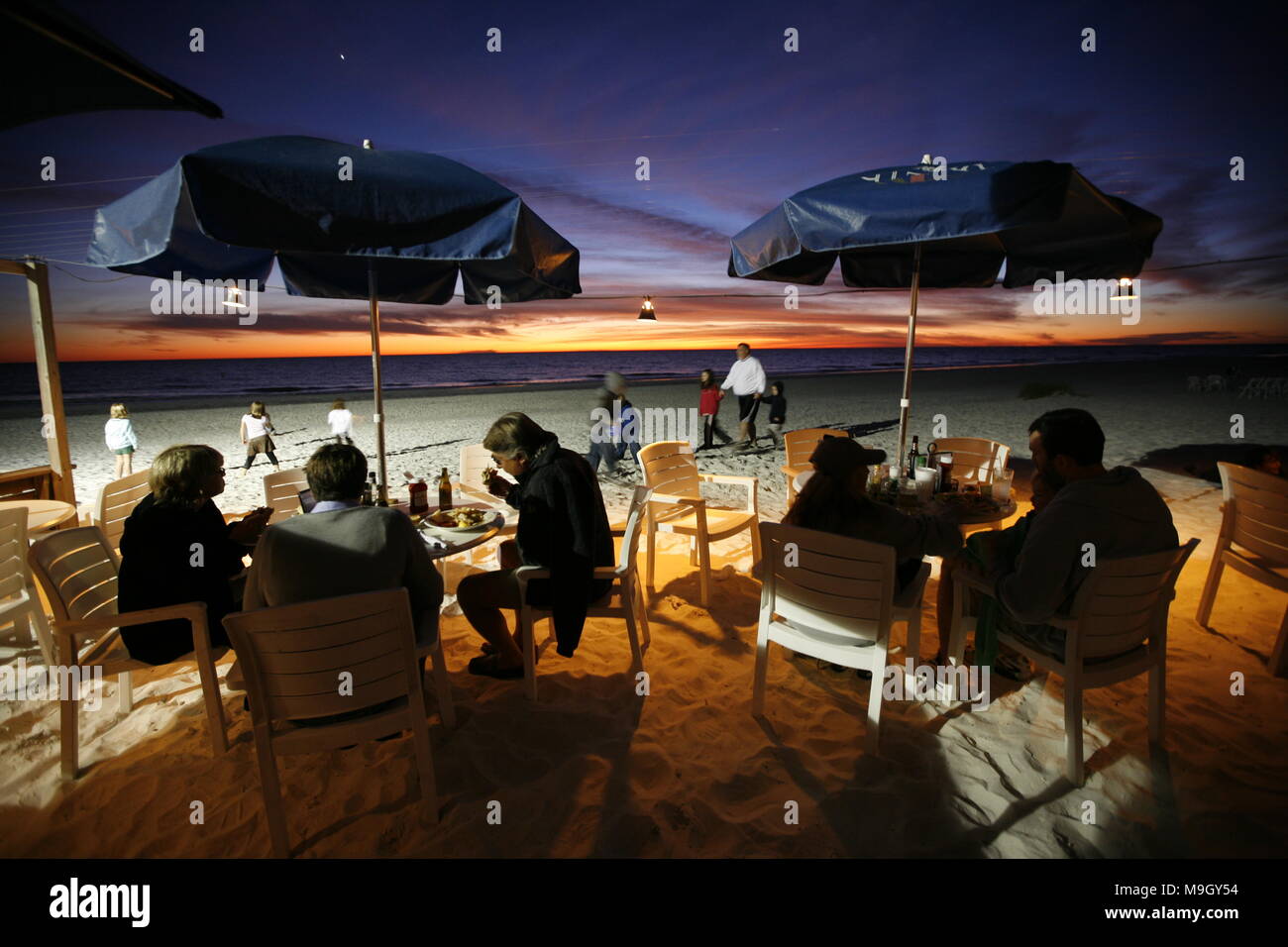 Sonnenuntergänge am Golf von Mexiko und frische Meeresfrüchte eine Masse an der Sandbar Restaurant am nördlichen Ende der Anna Maria Island. Stockfoto