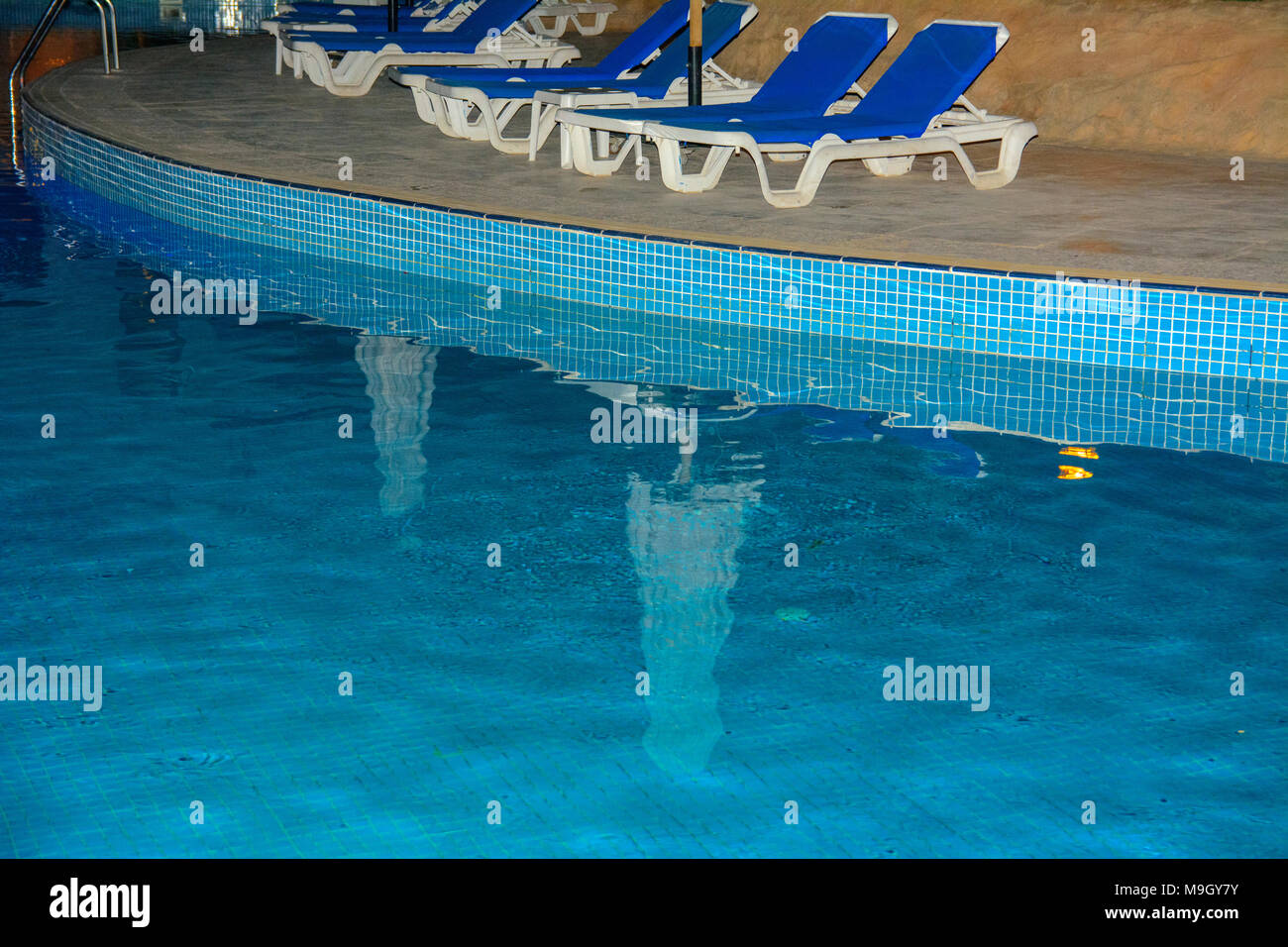 Sharm-el-Sheikh, Ägypten - März 14., 2018. Schöner Pool mit klarem blauen Wasser und der Reflexion von Objekten in der Nacht. Kyrene Grand Hotel. Stockfoto