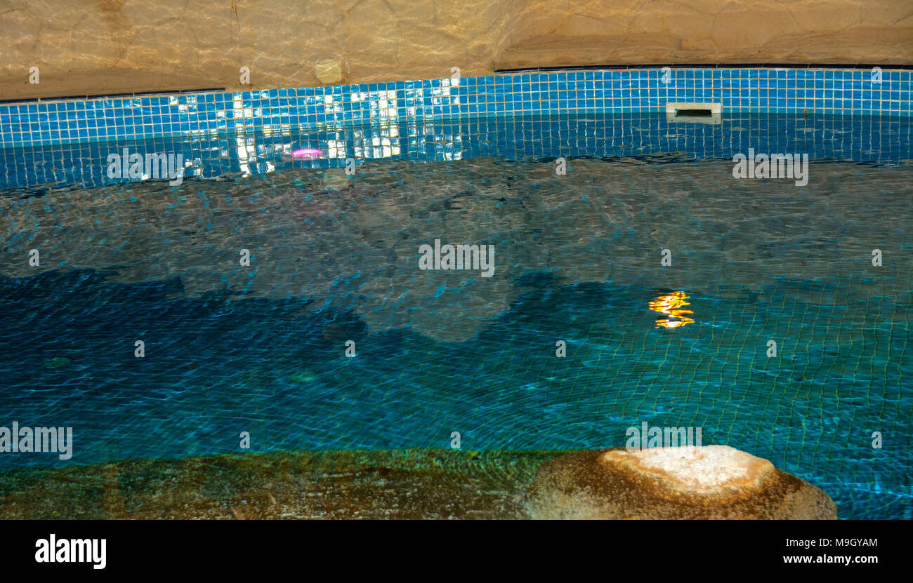 Sharm-el-Sheikh, Ägypten - März 14., 2018. Schöner Pool mit klarem blauen Wasser und der Reflexion von Objekten in der Nacht. Kyrene Grand Hotel. Stockfoto