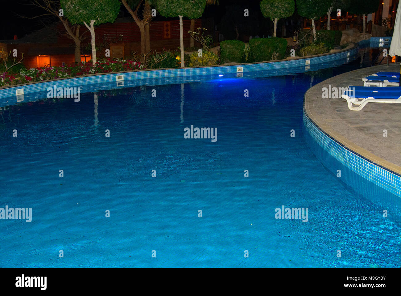 Sharm-el-Sheikh, Ägypten - März 14., 2018. Schöner Pool mit klarem blauen Wasser und der Reflexion von Objekten in der Nacht. Kyrene Grand Hotel. Stockfoto