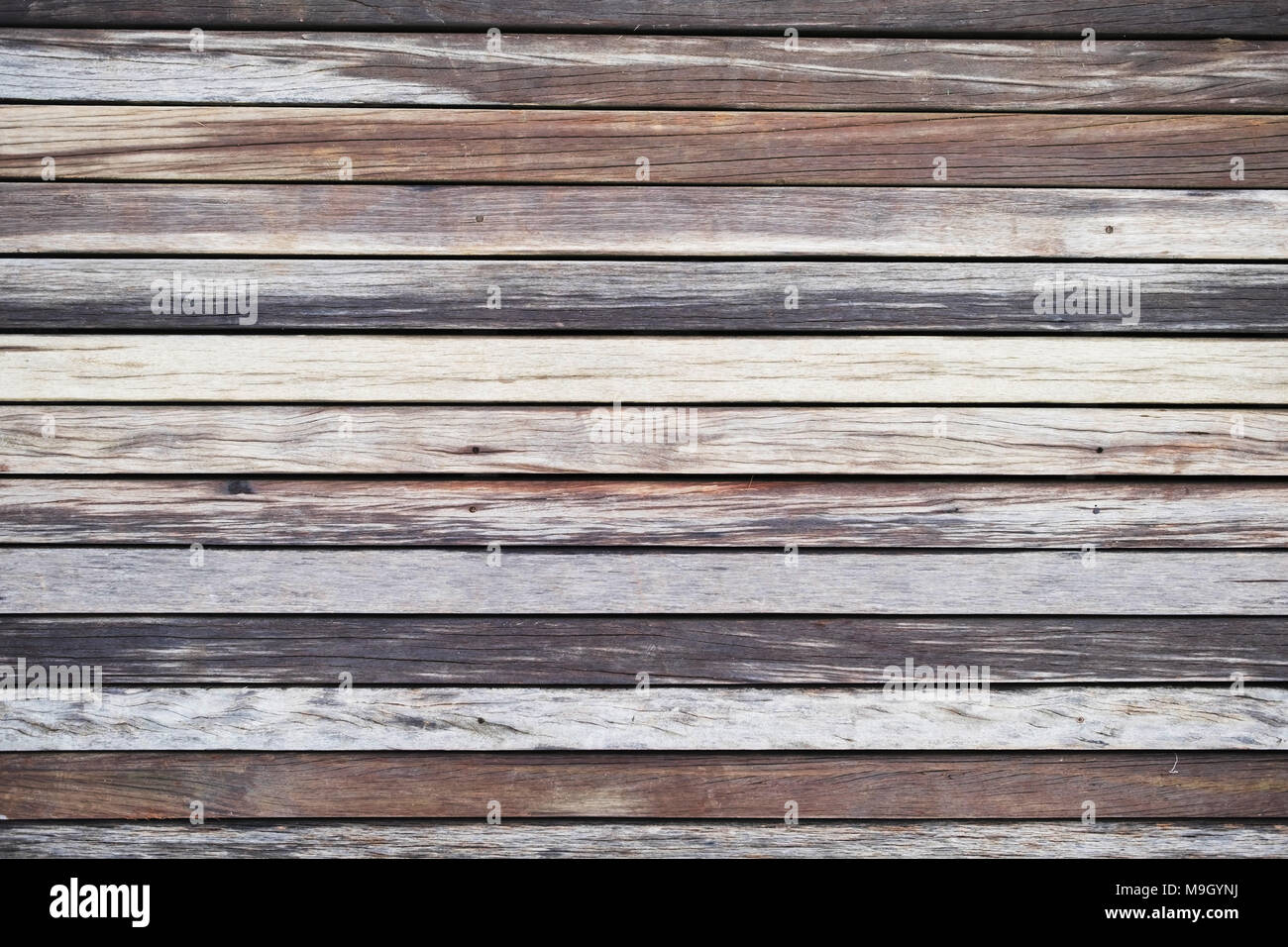 Hellbraune Holzstruktur Hintergrund. Die Holzbohlen in horizontaler Ausrichtung und alt aussehen. Stockfoto