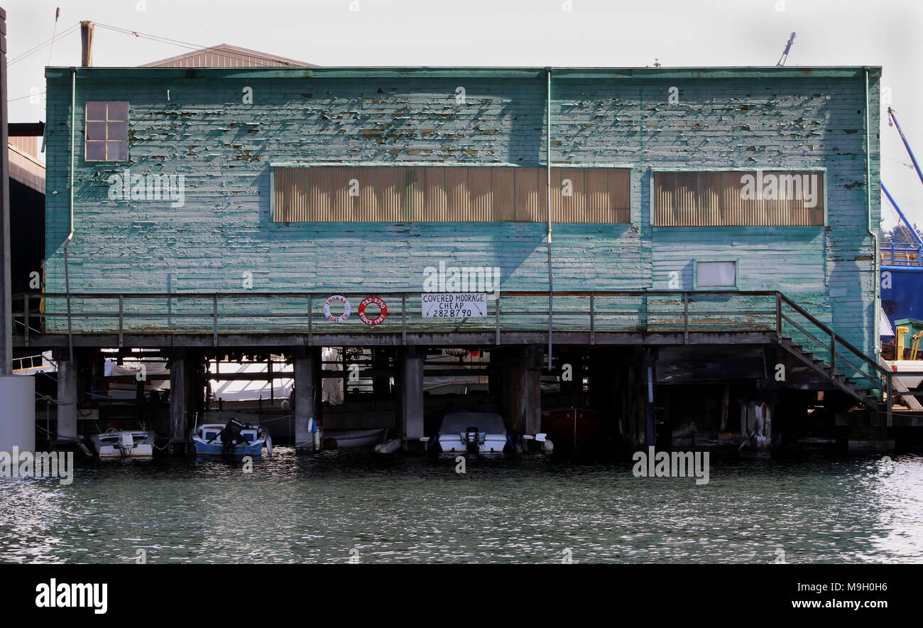 Green Building mit Rissen und abblätternde Farbe. Überdachter bootsplatz unter. Fisherman's Terminal, Seattle Stockfoto
