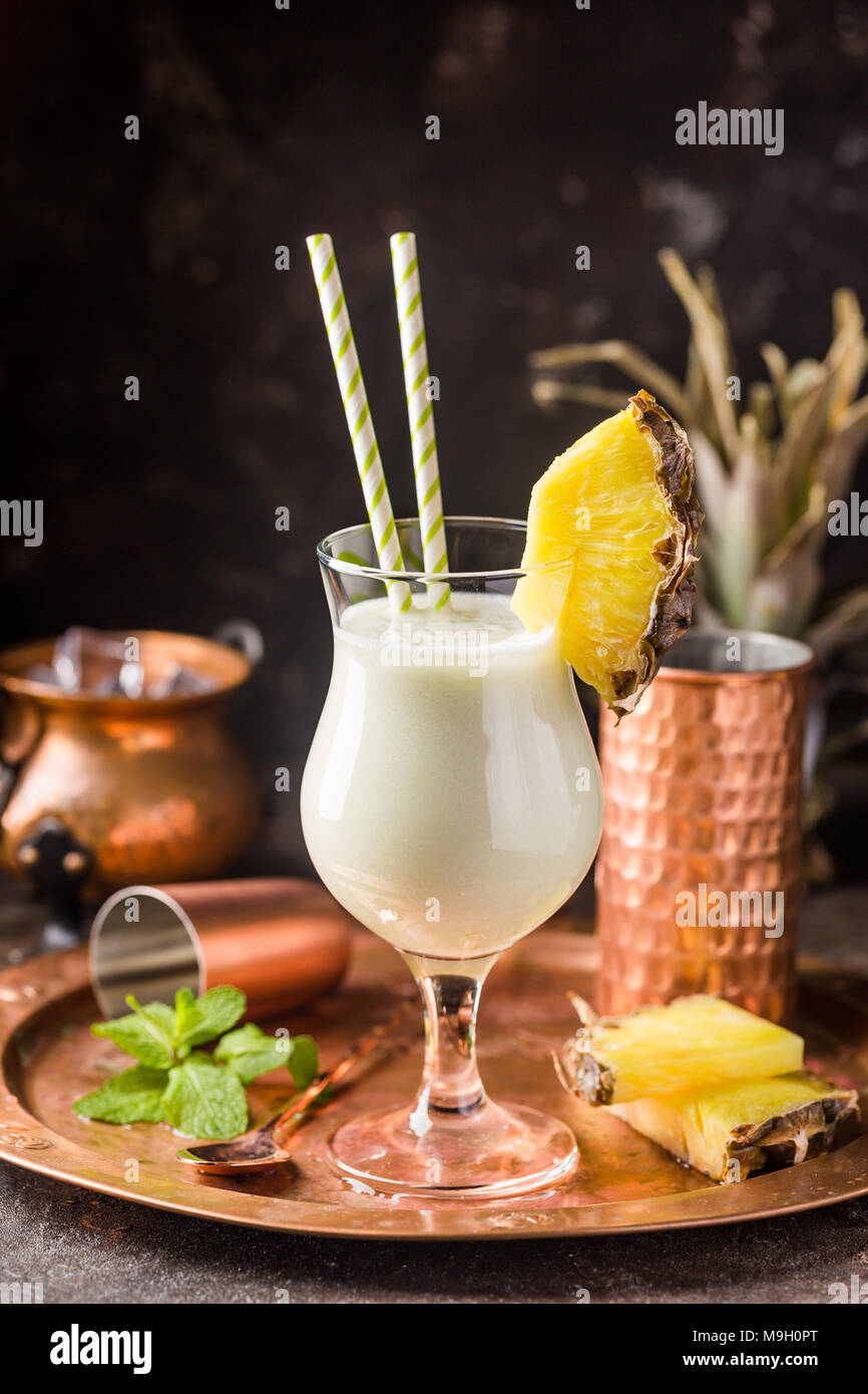 Hausgemachte Pina Colada Cocktail mit Rum, Kokosmilch und Ananas ...