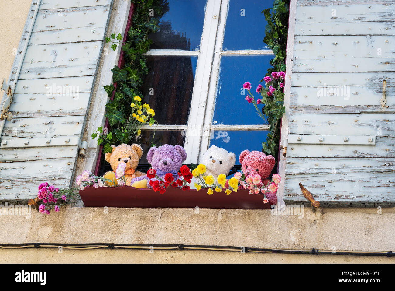 Vintage Style Teddybären sitzen auf der Fensterbank Stockfoto
