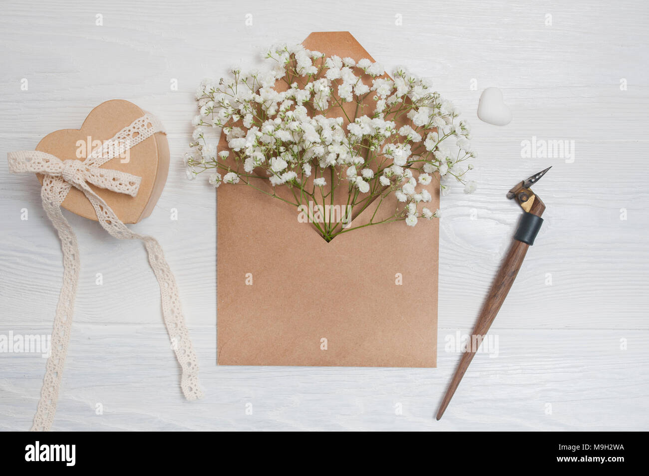 Kalligrafische Feder einen Umschlag mit Blumen und einem Brief, Grußkarte für Valentines Tag mit Platz für Ihren Text. Flach, Ansicht von oben Foto Mock up Stockfoto