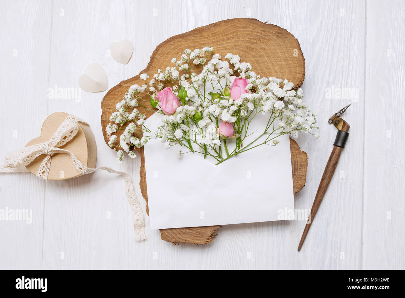 Kalligrafische Feder einen Umschlag mit Blumen und einem Brief, Grußkarte für Valentines Tag mit Platz für Ihren Text. Flach, Ansicht von oben Foto Mock up Stockfoto