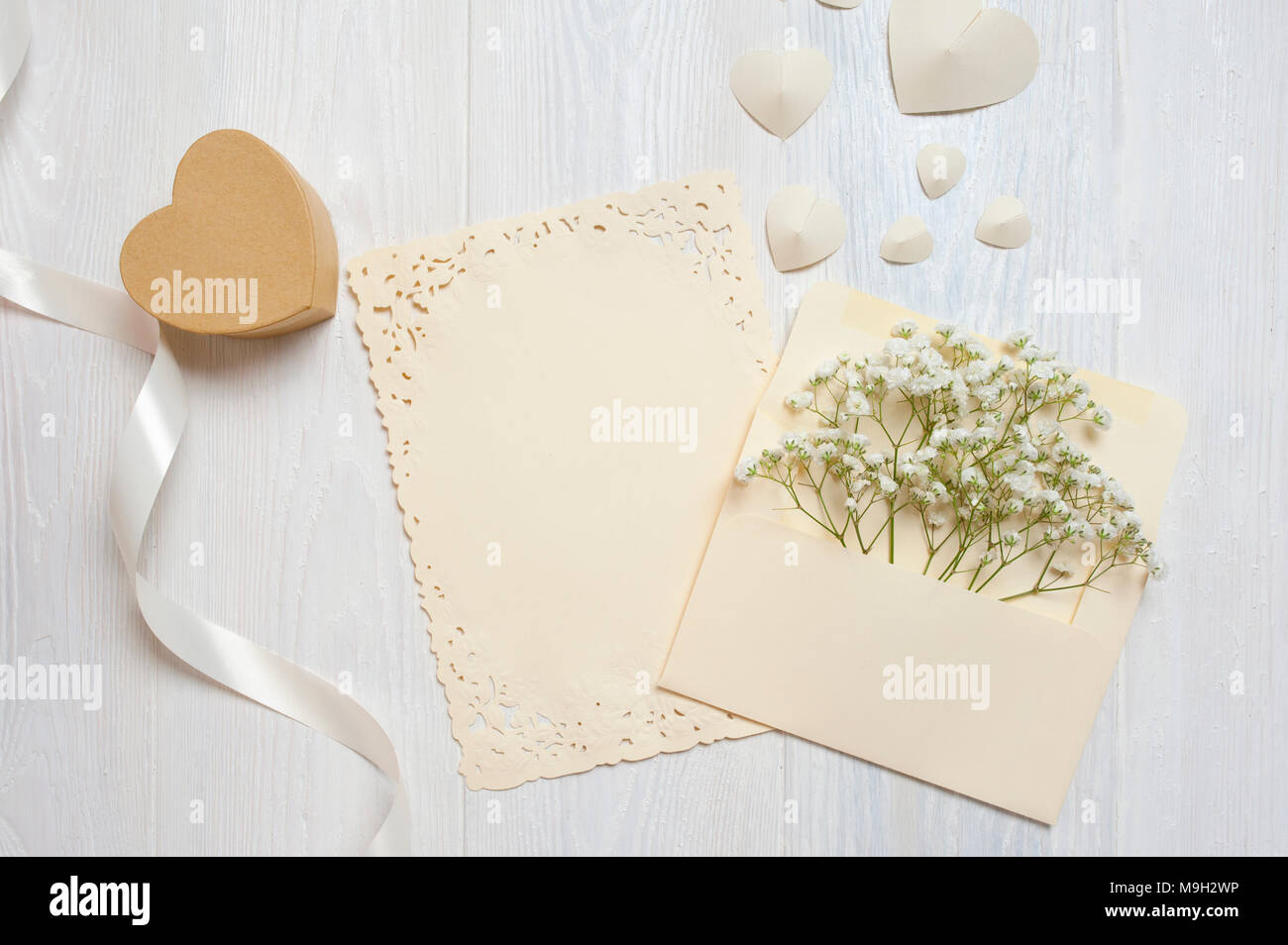 Kalligrafische Feder einen Umschlag mit Blumen und einem Brief, Geschenkbox Grußkarte für Valentines Tag mit Platz für Ihren Text. Flach, Ansicht von oben Foto Mock up Stockfoto