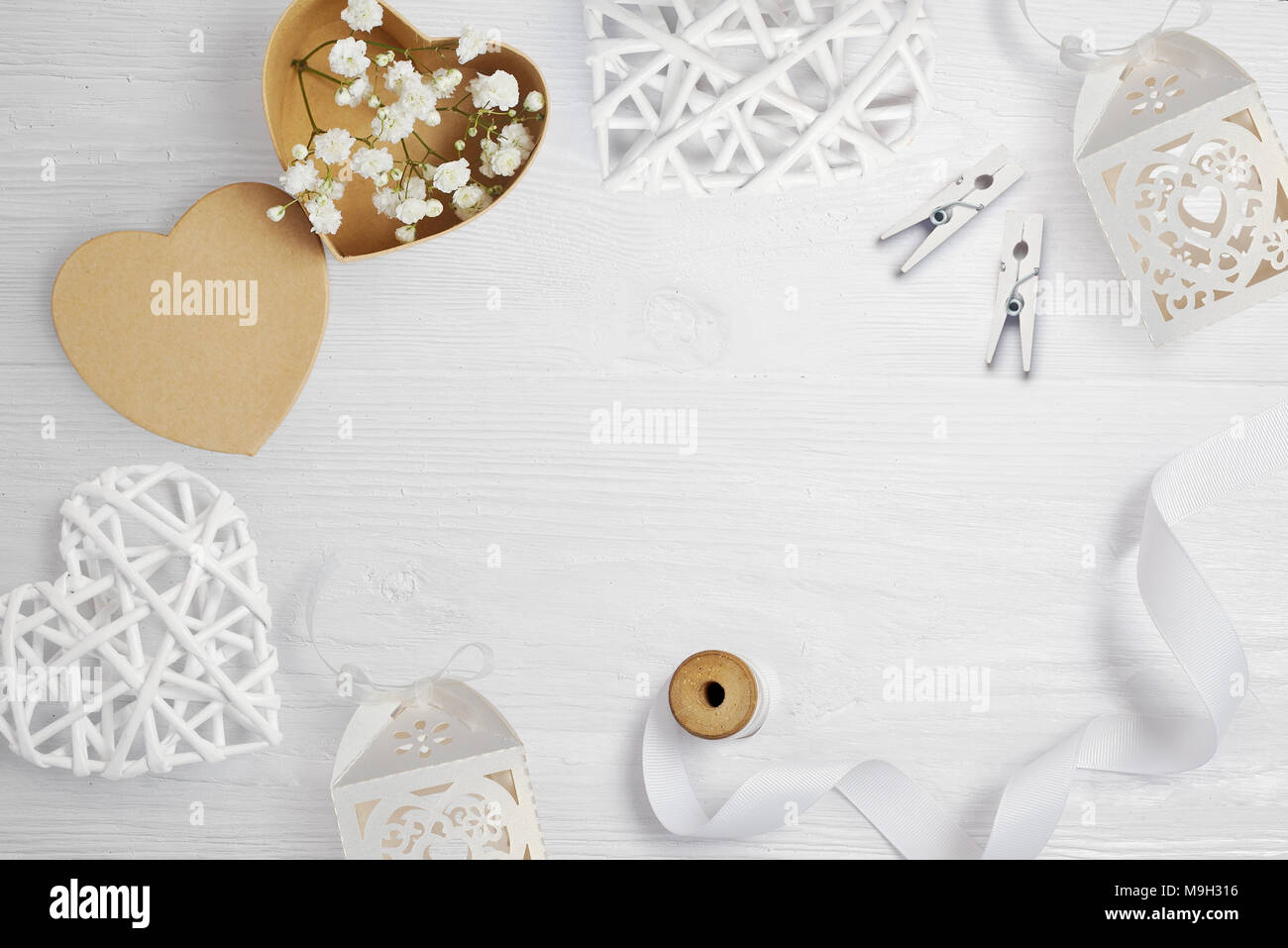 Mockup Geschenkbox Herz, Kraftpapier, mit Blumen für Grusskarten Valentinstag im rustikalen Stil mit Platz für Ihren Text, Flach, Ansicht von oben Foto Mock up Stockfoto