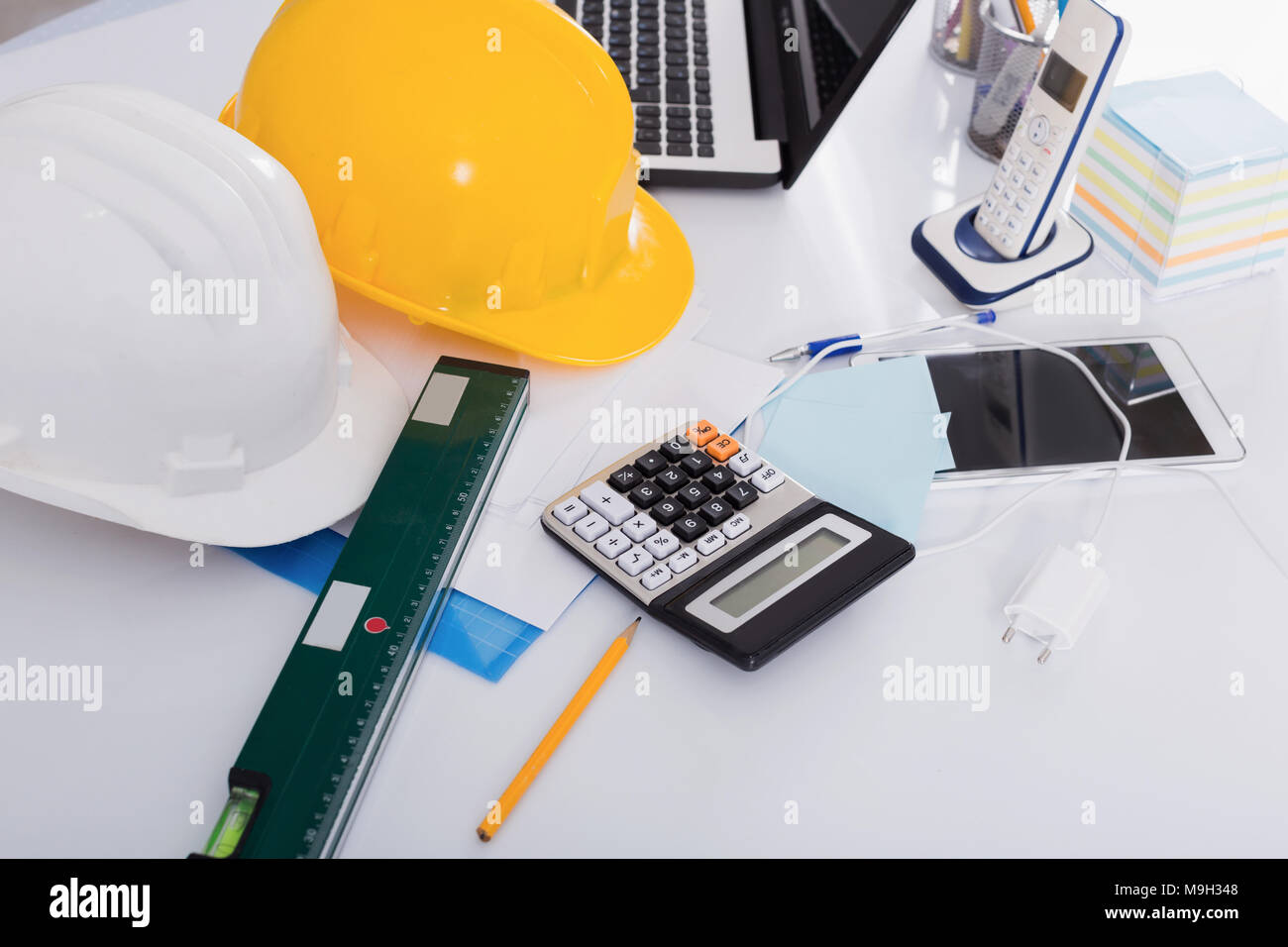 Helme, Ebene, Rechner, Roulette auf dem Tisch im Büro Stockfotografie -  Alamy