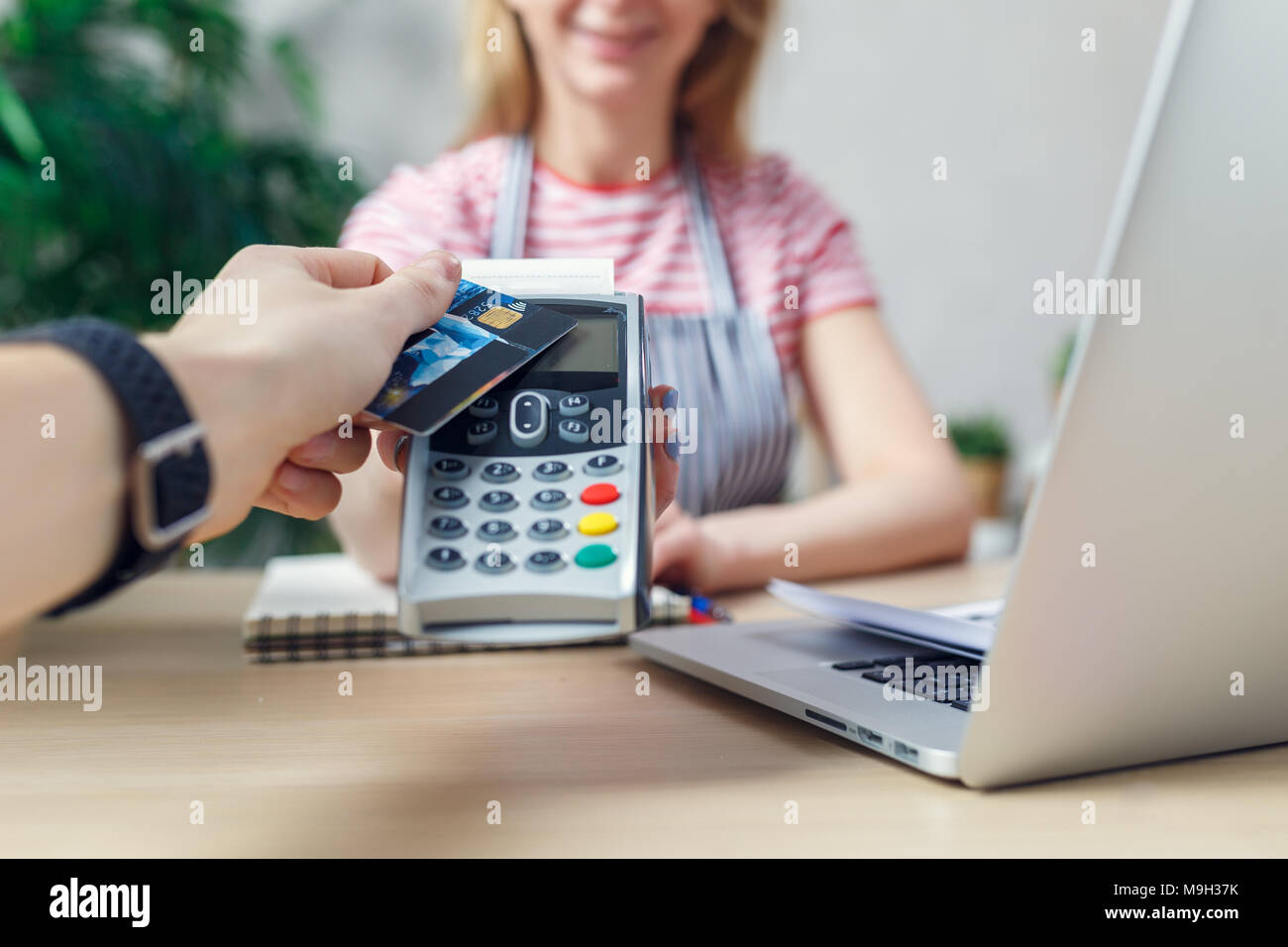 Mobile Payment PayPass in Blumen Shop. Stockfoto