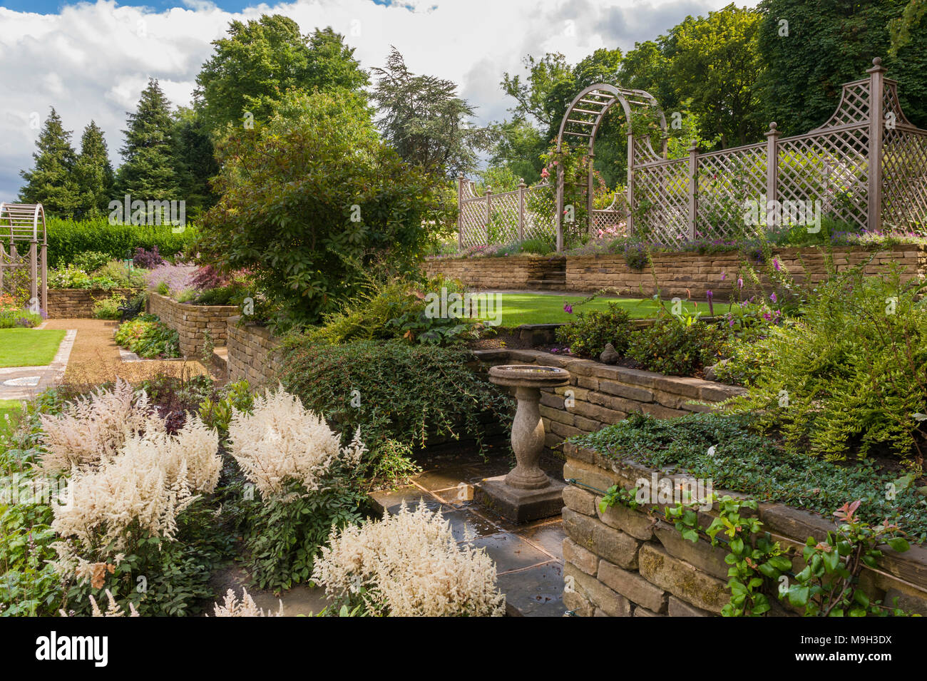 Lush Green Garden Stone Landscaping Stockfotos und -bilder Kaufen - Alamy