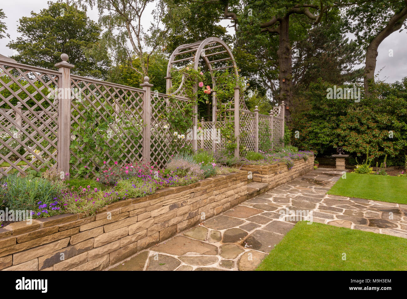 Gartenbogen Aus Holz Stockfotos und -bilder Kaufen - Alamy