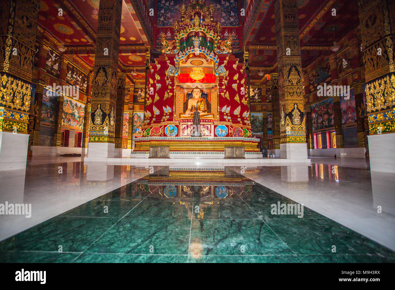 Schönen Buddha Skulptur im Inneren der gelben Pagode in Wat Bang Tong Tempel suchen Nanaur, Krabi Thailand. Bang Tong ist die schönsten Tempel Stockfoto