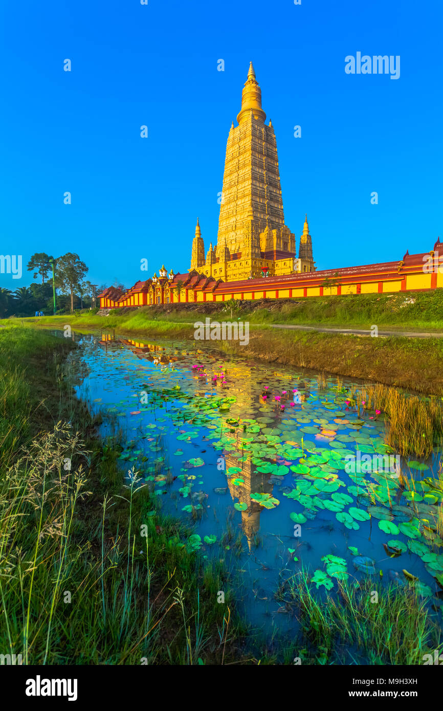 Reflexion der Gelben für die obere gelbe Pagode im Lotus Teich am Wat Bang Tong Tempel suchen Nanuea, Krabi Thailand. Stockfoto