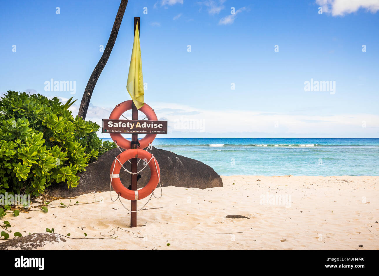 Leben Boje am Sandstrand auf den Seychellen Stockfoto