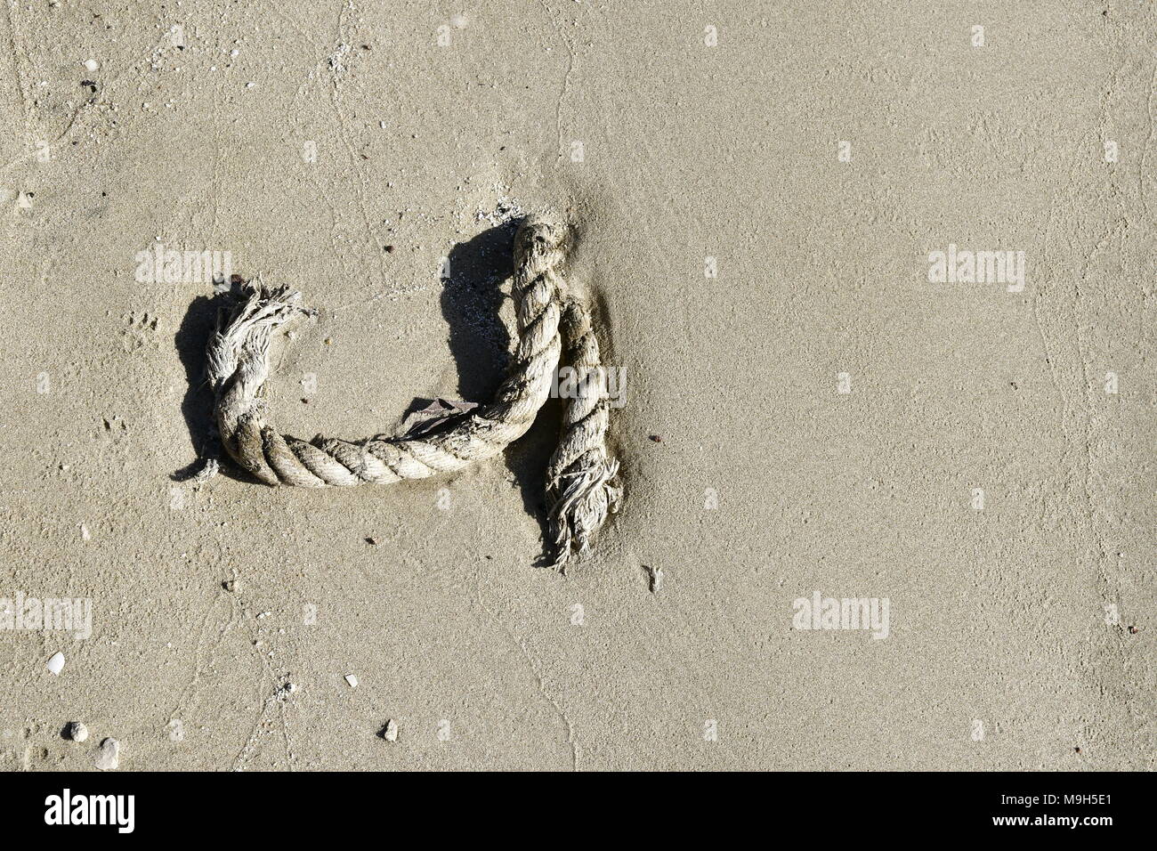 Sand und Meer Wellen an einem Sandstrand in Dammam Stockfoto