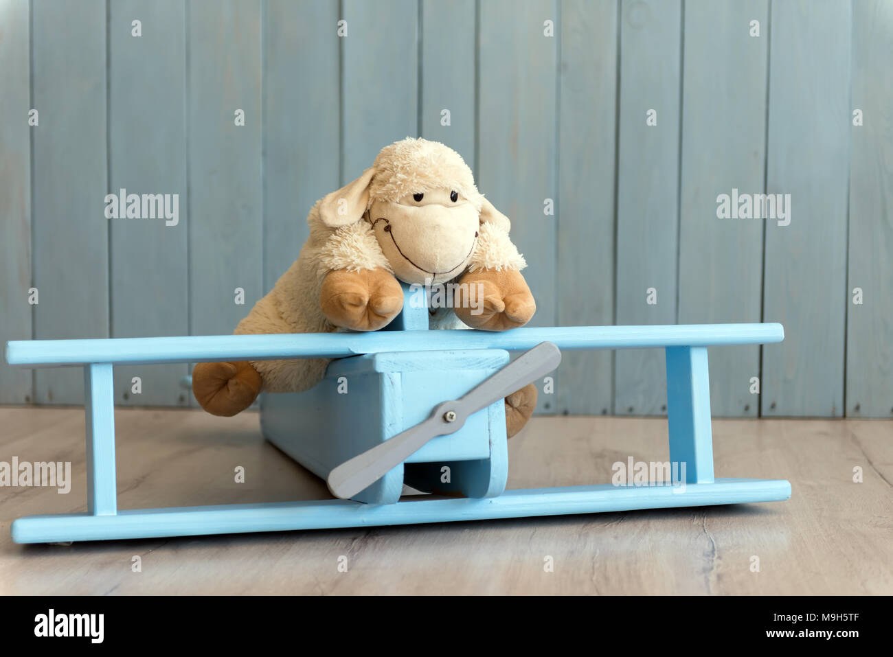 Holz- retro Flugzeug Modell und Schafe Spielzeug über Retro Vintage braunen Hintergrund. Spielzeug aus Holz Stockfoto