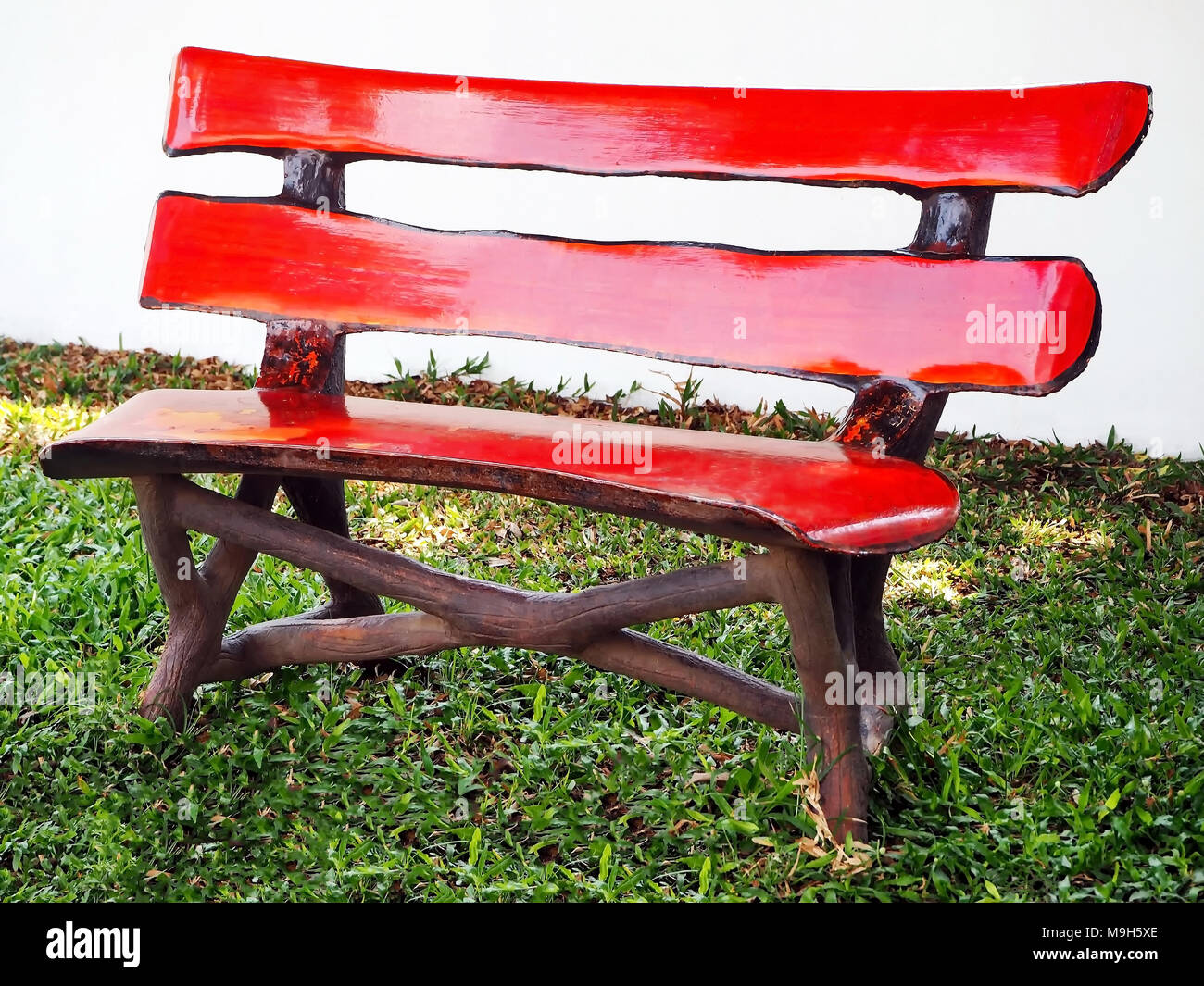 Ein rustikales Rot Holzbank im City Park Stockfotografie - Alamy