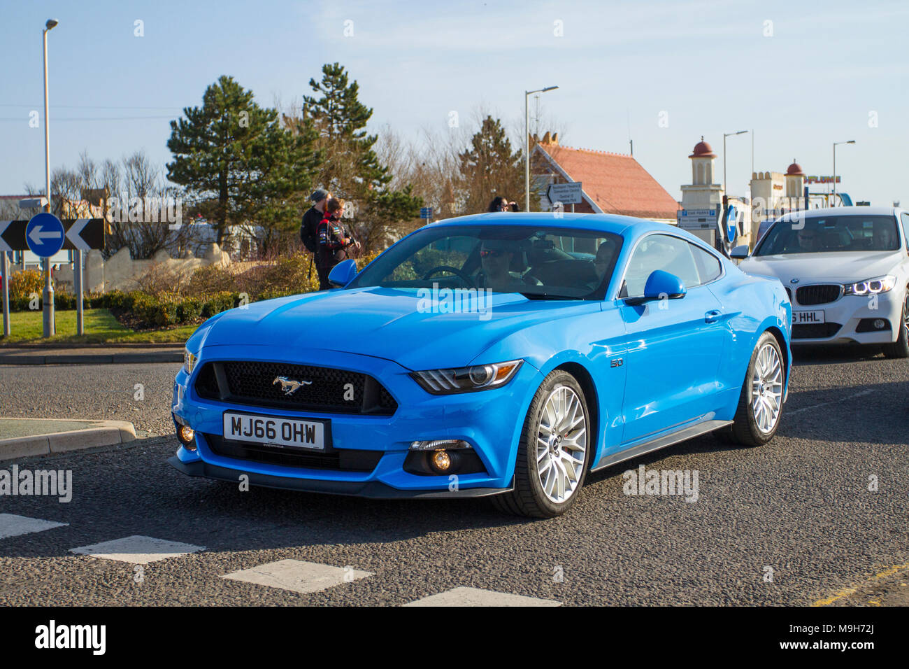 2016 Blue Ford Mustang GT 4951cc Benziner 2dr Coupé auf der North-West 2016 Blue Mustang 4951cc Benziner Coupé Supercar Veranstaltung als und Touristen in der Küstenstadt Southport ankommen, an einem warmen Frühlingstag. Supersportwagen sind an der Strandpromenade von der Stange, während Liebhaber von klassischen und Sportfahrzeugen einen Tag lang fahren. Stockfoto