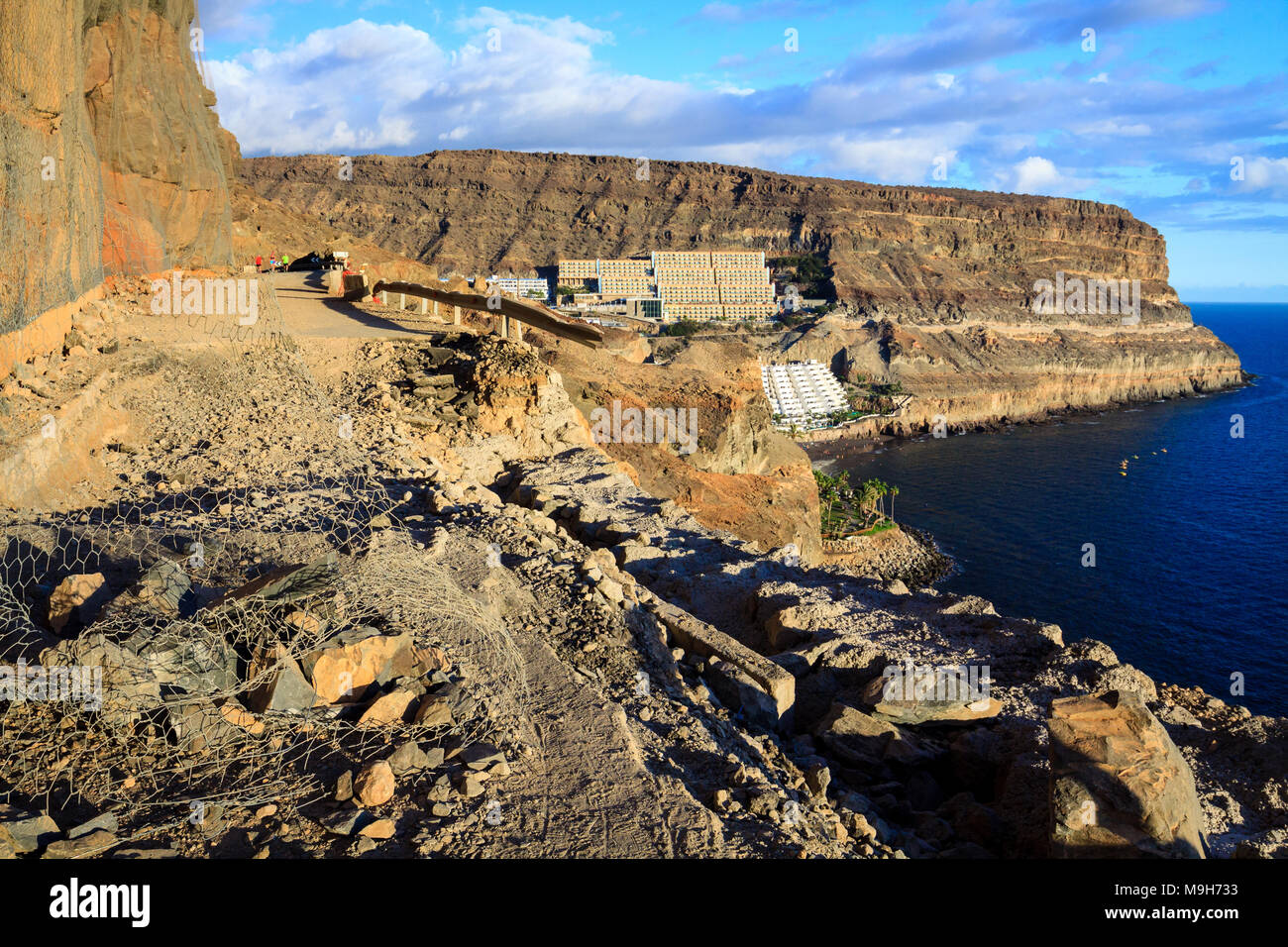 Steinschlag und großes Loch Zusammenbruch auf geschlossenen Mountain Road unter dem Meer. Stockfoto