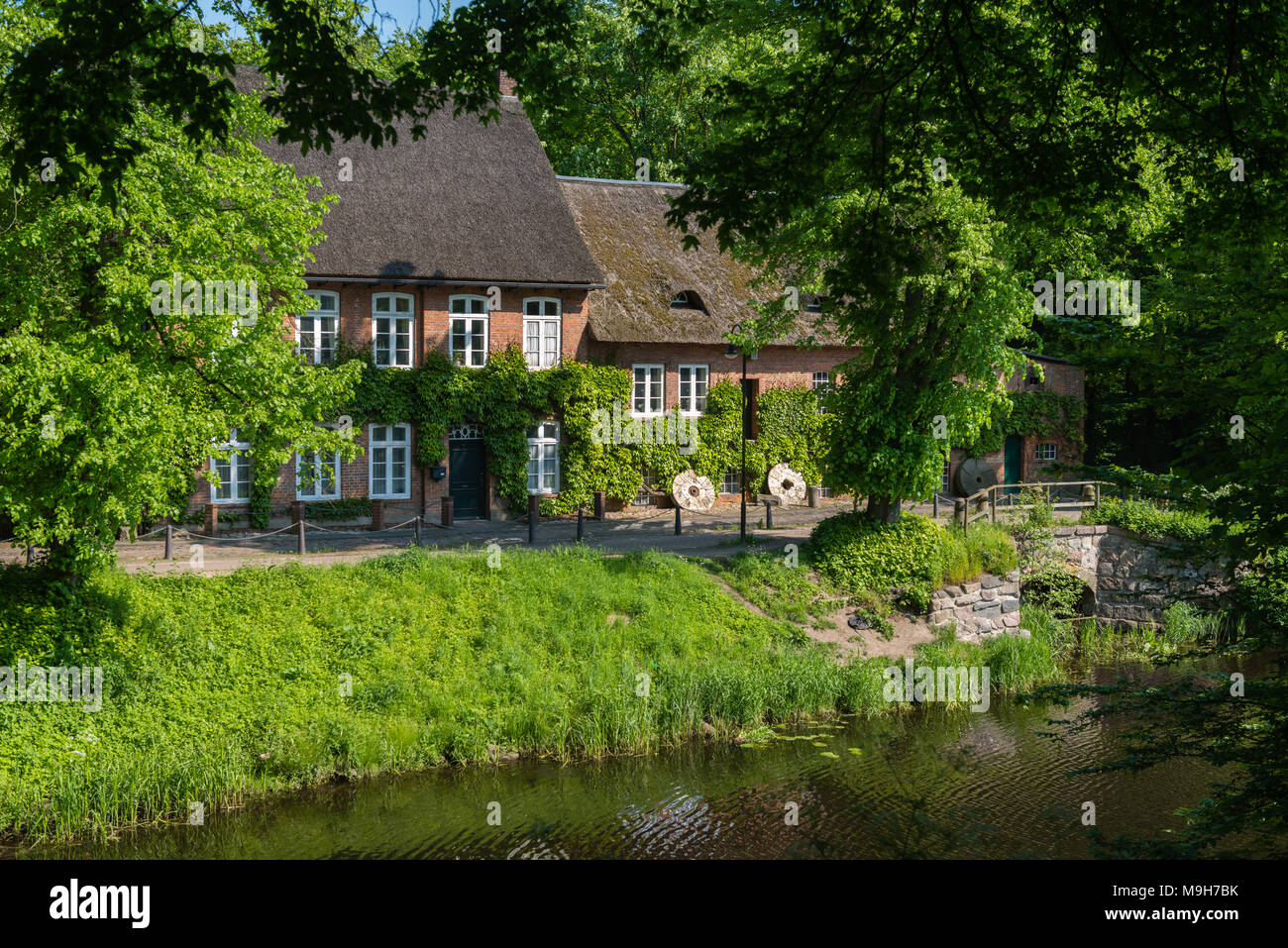 Gut restaurierte Wassermühle mit See, neben dem Schloss Ahrensburg, Ahrensburg, Kreis Storman, Schleswig-Holstein, Deutschland, Europa Stockfoto