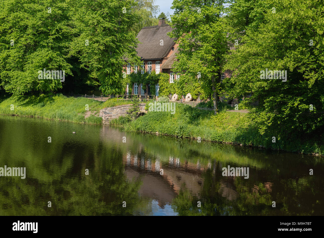 Gut restaurierte Wassermühle mit See, neben dem Schloss Ahrensburg, Ahrensburg, Kreis Storman, Schleswig-Holstein, Deutschland, Europa Stockfoto