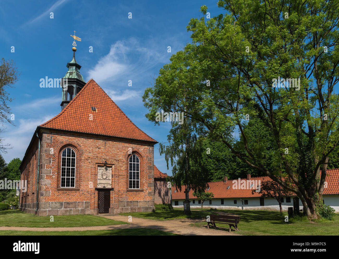 Das historische Schloss Kirche mit armenhäuser auf den Seiten für die Armen und Kranken, Ahrensburg, Storman, Schleswig-Holstein, Deutschland, Europa Stockfoto