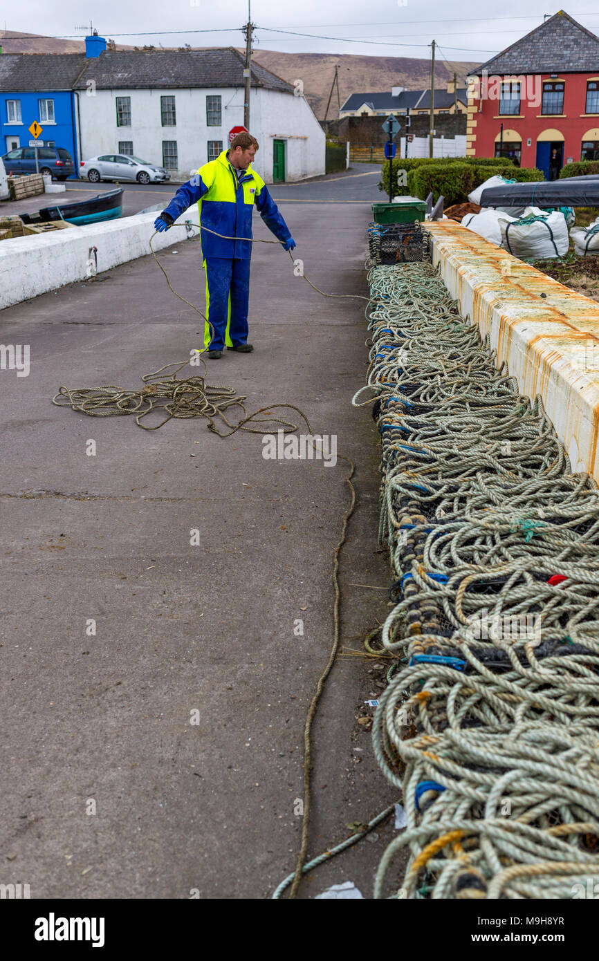 Fischer Vorbereitung Seilen entlang Kai von Portmagee, County Kerry Irland Stockfoto