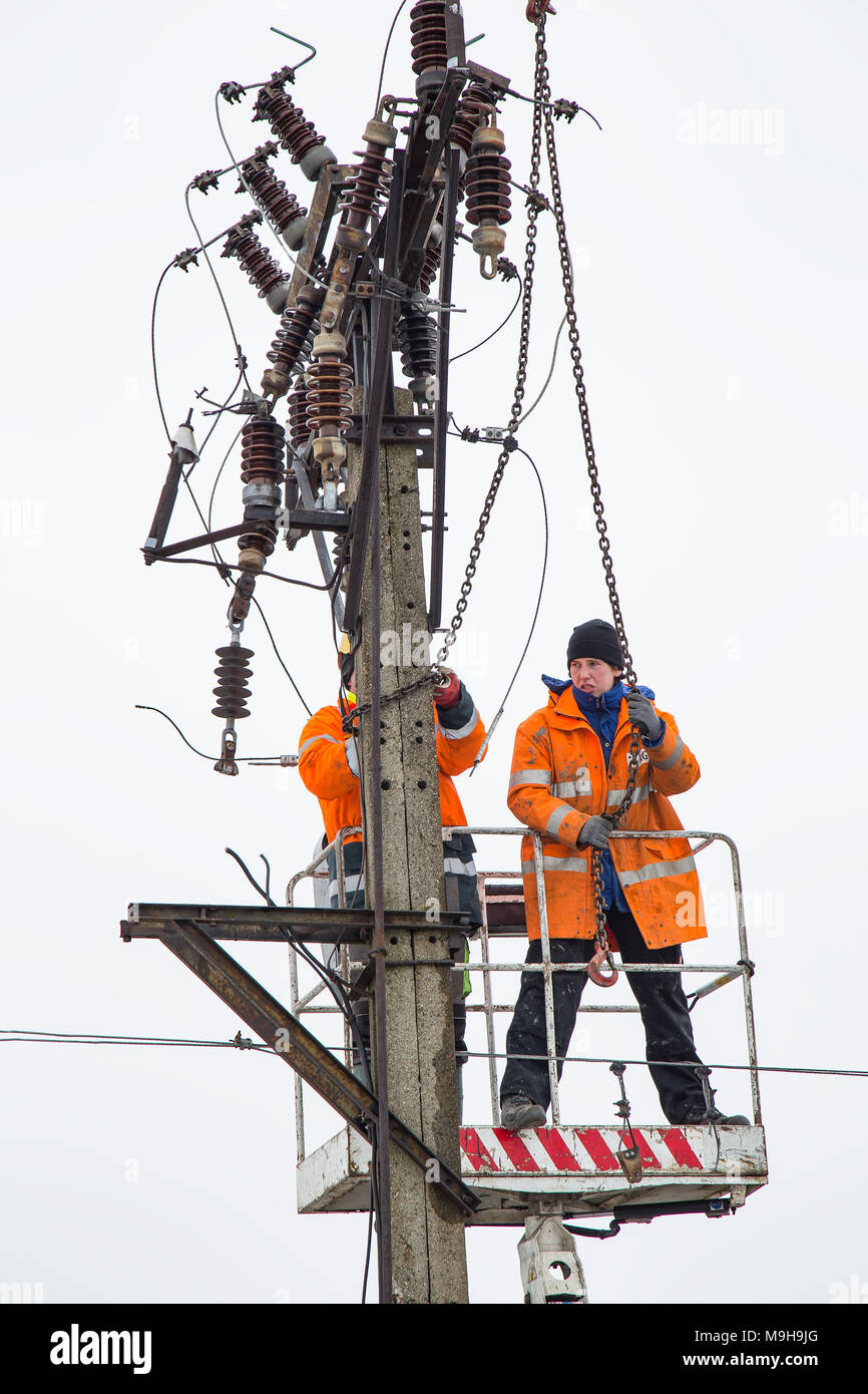 Elektriker auf einem Gabelstapler, Verbindungsleitungen, über Power Line. Stockfoto