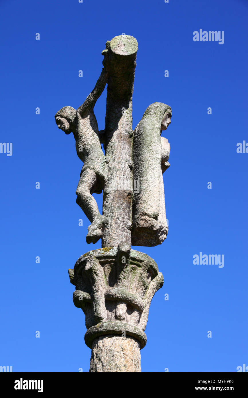 Traditionelles kalvarienkreuz aus regionalem Stein mit dem Namen Crucero/cruceiro in Castillo de San Sebastian, Vigo, Galicien, Spanien Stockfoto