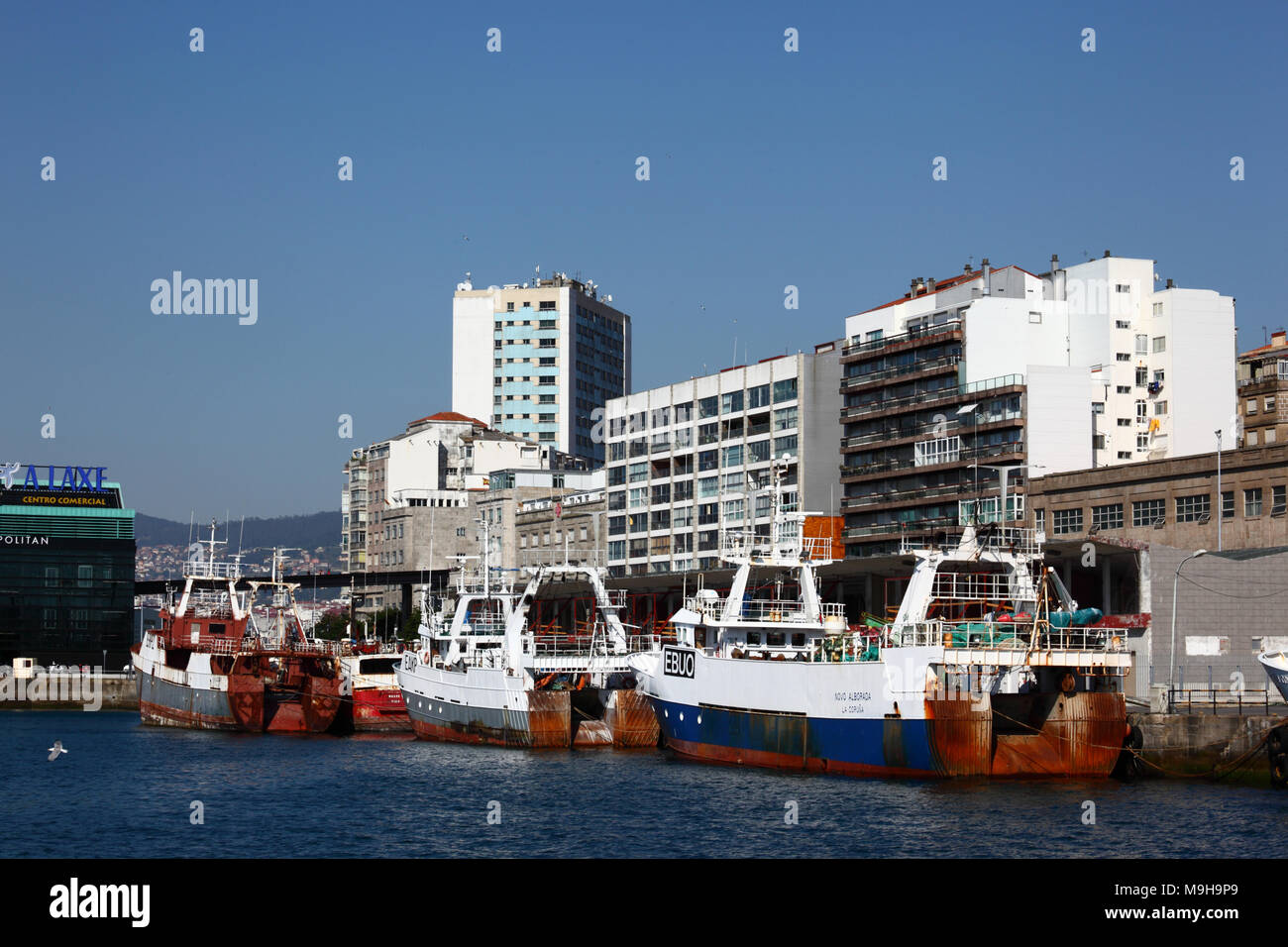 Fischerboote im Hafen, eine laxe Commercial Center im linken Hintergrund, Vigo, Galicia, Spanien Stockfoto