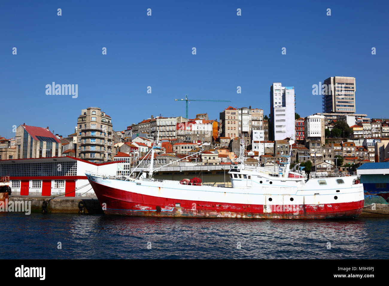 Fischerboot im Hafen und Gebäude am Hang, Vigo, Galicia, Spanien Stockfoto