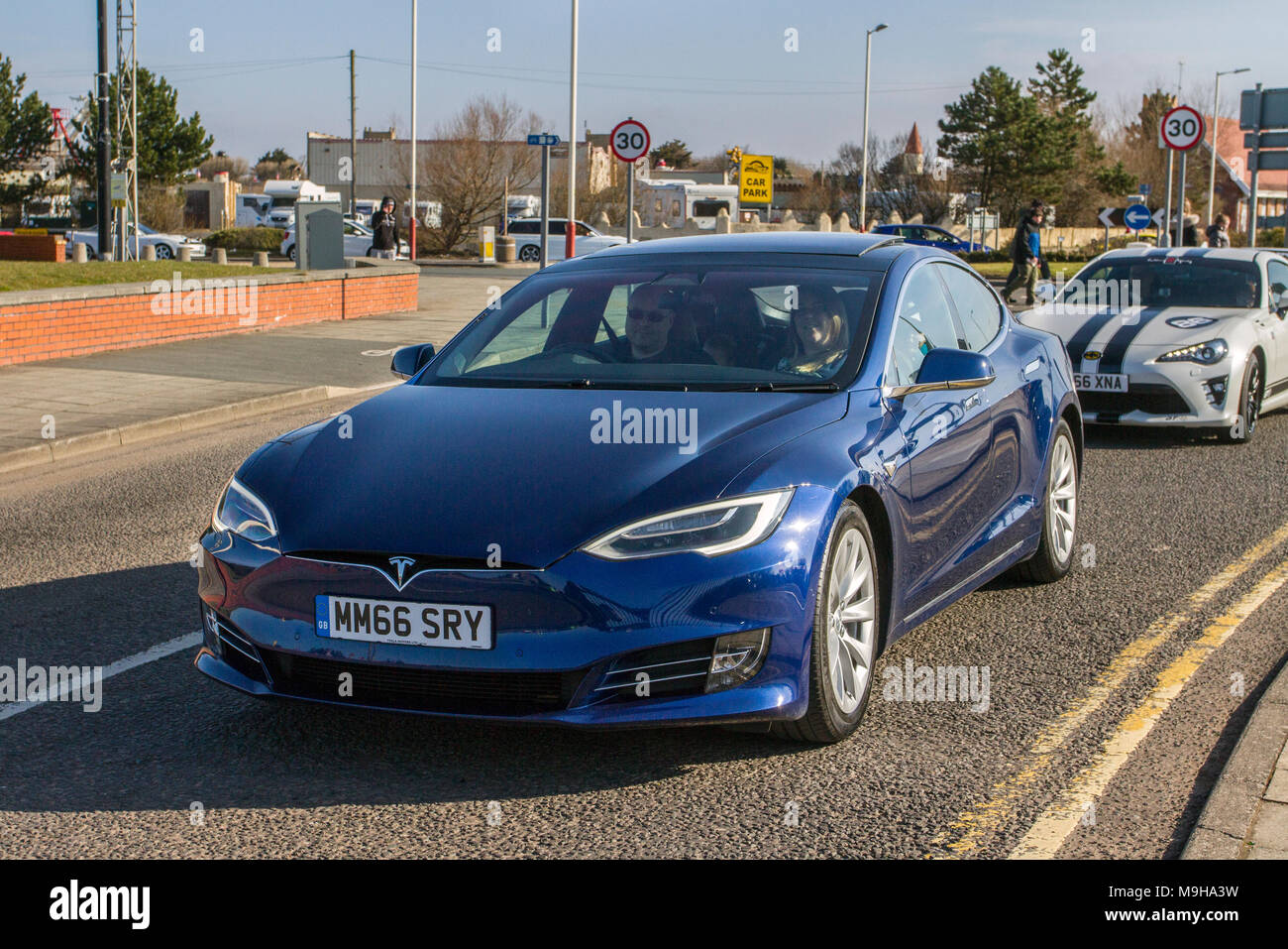 2016 TESLA Model S 60 beim North-West Supercar Event als Autos und Touristen an einem warmen Frühlingstag im Küstenort Southport ankommen. Supercars sind von Stoßstange zu Stoßstange an der Strandpromenade, während Liebhaber von Oldtimern und Oldtimern einen Tag lang fahren. Stockfoto